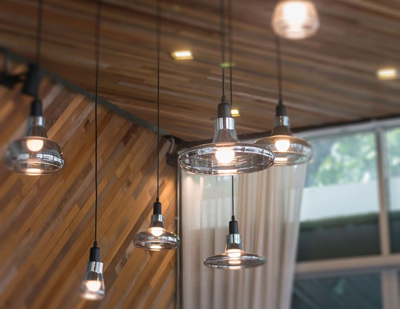 LED燈泡一直閃是壞了嗎？解析三大常見原因，包含微電流、電壓不穩與驅動器問題，教你正確判斷與處理方式，避免一直換燈卻找不到真正原因。