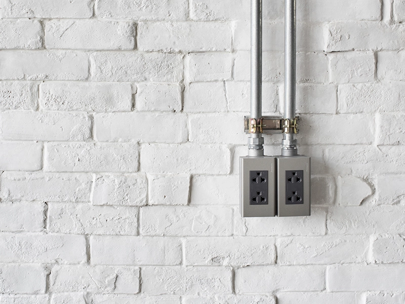 插座一定要接地嗎？許多老屋只有兩孔插座或地線未接，可能有漏電與觸電風險。本文解析接地線作用、常見配線問題、插座接地檢查，幫助你了解家庭電力安全重要性。