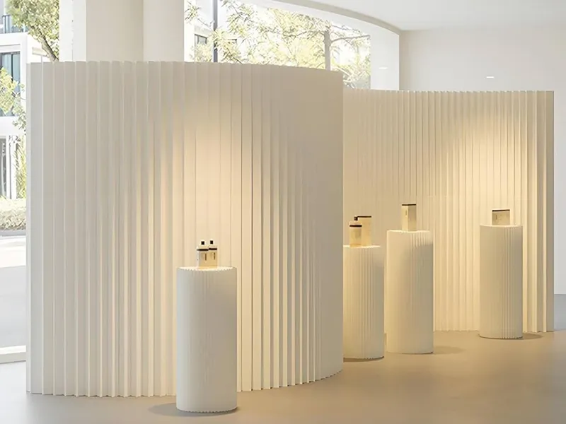 軌道燈比較有質感嗎？設計案例與咖啡廳空間常使用軌道燈營造氛圍，但關鍵在於照明配置與搭配。本文解析軌道燈優缺點、與崁燈差異，幫助你打造有層次的空間光環境。