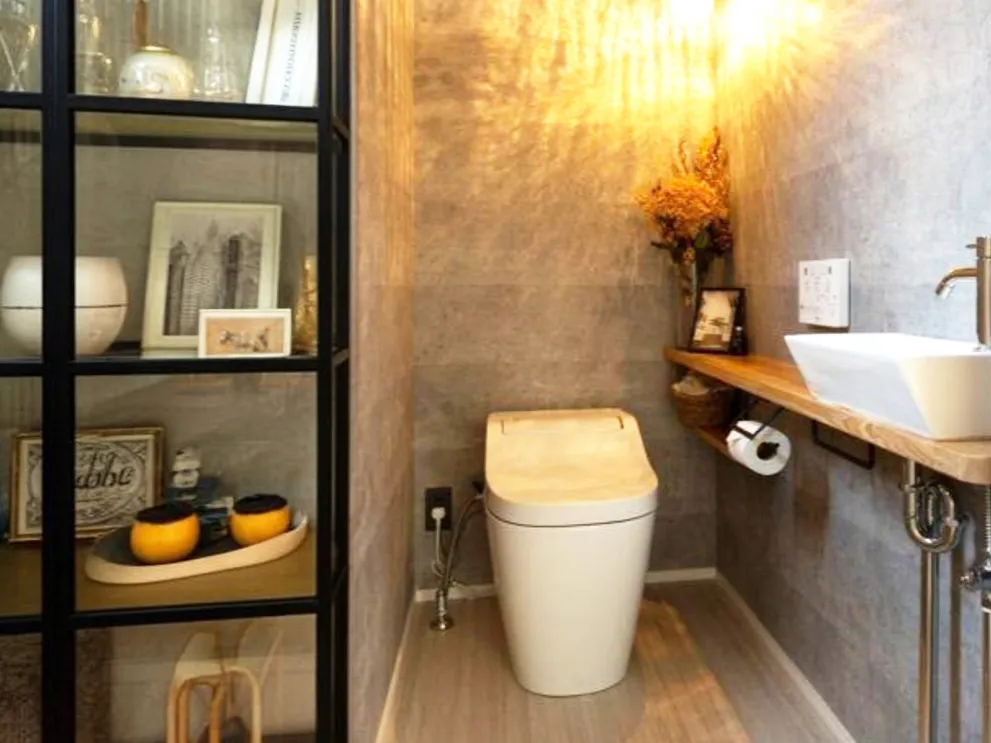 為什麼越來越多人改用免治馬桶座？免治馬桶真的比較乾淨嗎？本文從清潔方式、衛生設計、使用體驗與日常維護面向深入解析，帶你理解免治馬桶座與傳統馬桶的核心差異