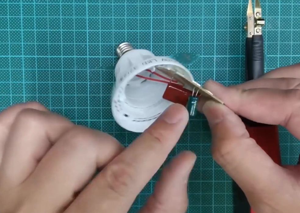 驅動器電路板與電容元件，顯示LED燈泡閃爍與驅動器品質有關。