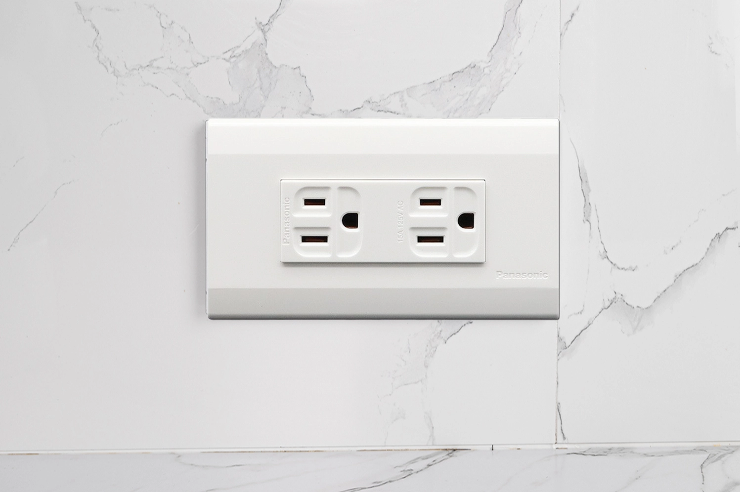 三孔插座中間的孔通常就是接地端