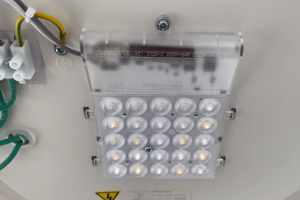 關燈後LED燈泡仍微亮，多半與微電流或開關接法有關